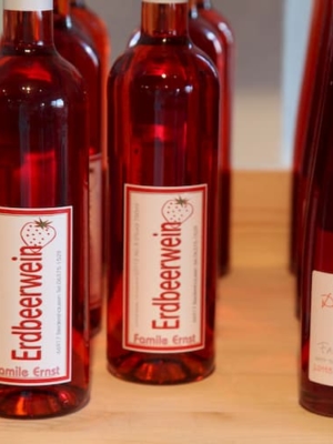 Erdbeerwein im Hofladen Erdbeerwein zum Verkauf von Erdbeerland Ernst & Funck im Hofladen
