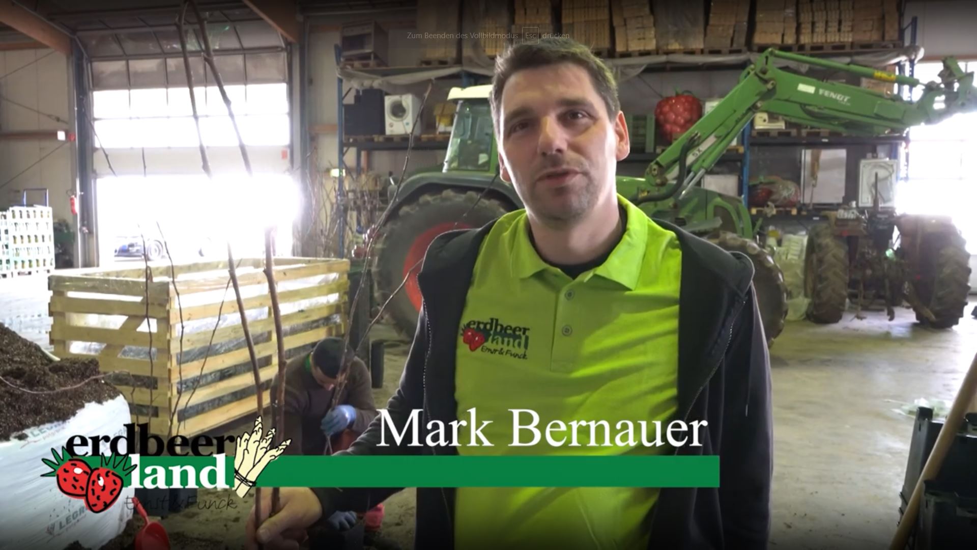 Mark Bernauer in einem Reportage-Video von Erdbeerland Ernst & Funck