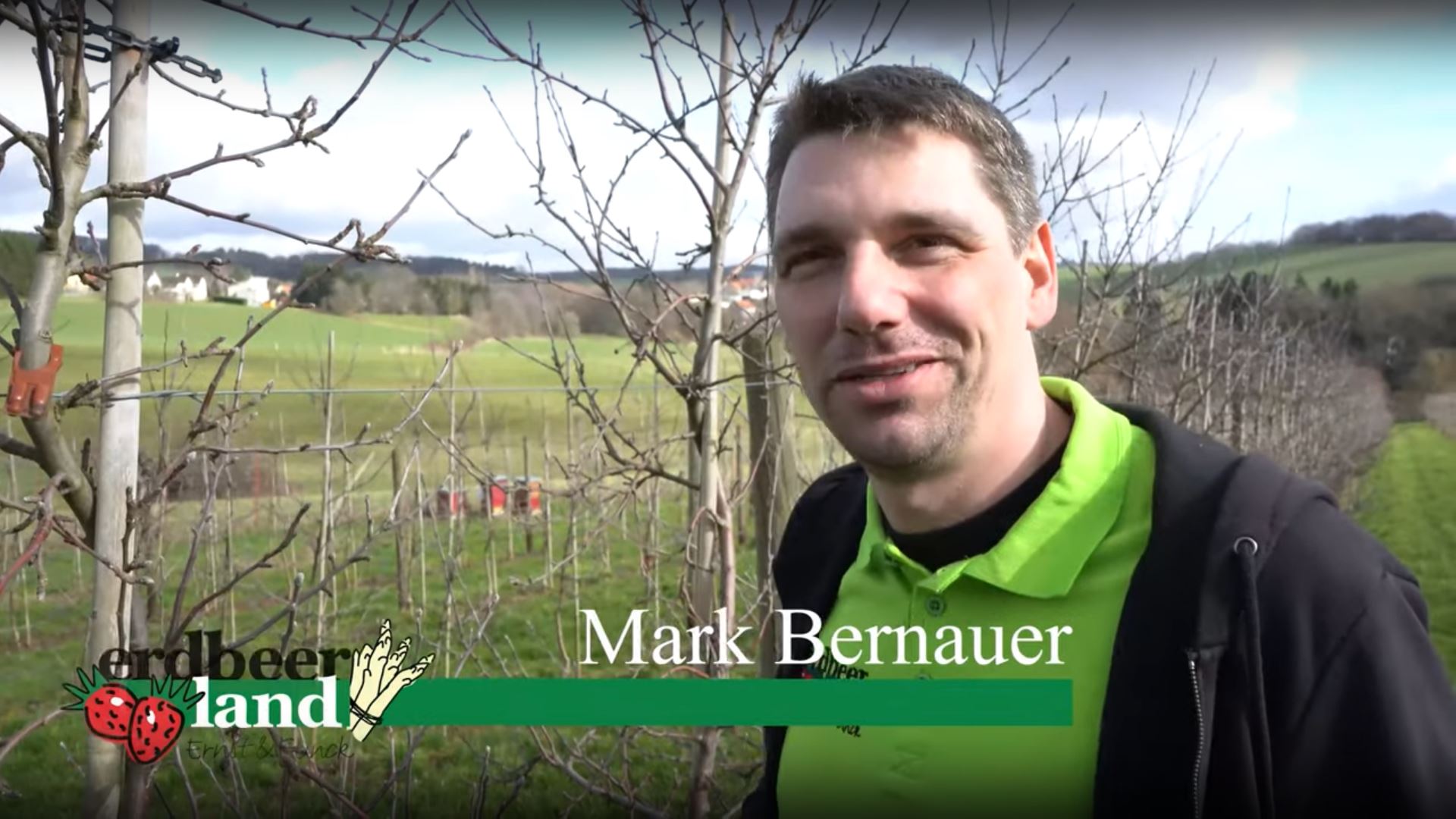 Mark Bernauer in einem Reportage-Video von Erdbeerland Ernst & Funck
