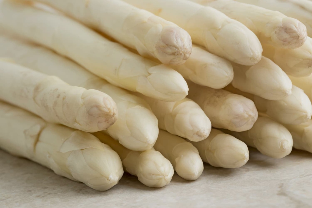 Frisch gestochener saarländischer Spargel aus eigenem Anbau