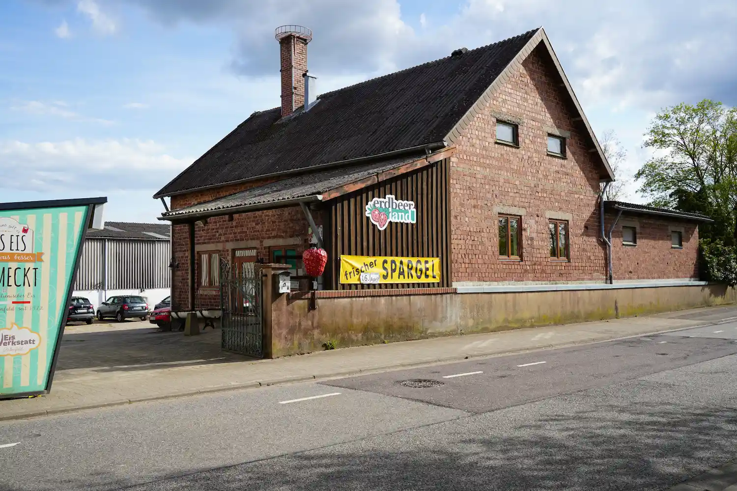Historisches Brennereigebäude der Reitanlage Chatelain in Kirkel-Altstadt – Hofladen Erdbeerland Ernst